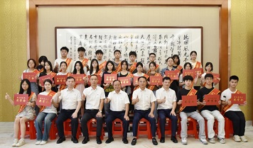 青春逐夢 不負(fù)韶華——廣東霸王花集團(tuán)舉行2024年高考獎學(xué)金發(fā)放儀式