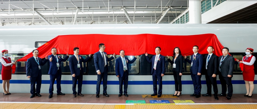 朱日楊董事長(zhǎng)、朱榮業(yè)總裁等人共同為車身貼揭幕.jpg