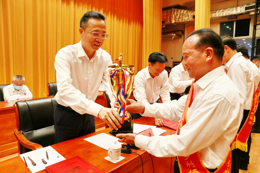 市委書記、市人大常委會主任林濤（左一）為朱日楊董事長（右一）頒發獎杯.jpg